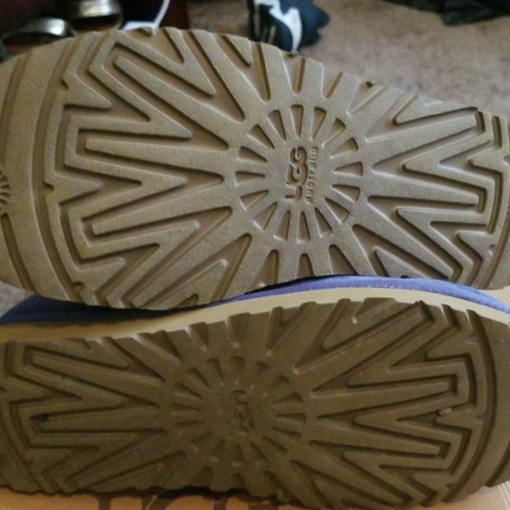 Ugg Bailey Button (Like New) - image 4